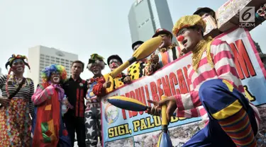 Paguyuban Seniman Badut Indonesia (PASBI) menggelar aksi Peduli Bencana Alam untuk Sulawesi Tengah di area car free day (CFD), Jakarta, Minggu (14/10). Mereka menggalang dana untuk disalurkan kepada korban bencana Sulteng. (Merdeka.com/Iqbal Nugroho)
