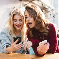 Ilustrasi menggunakan smartphone. (Shutterstock)