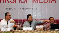 Ketua Komite Ekonomi dan Industri Nasional (KEIN), Soetrisno Bachir (tengah) memberi pandangan saat menjadi pembicara kunci pada Workshop Media di Bogor, Sabtu (13/8/2016). Workshop mensosialisasikan program kerja KEIN. (Liputan6.com/Helmi Fithriansyah)