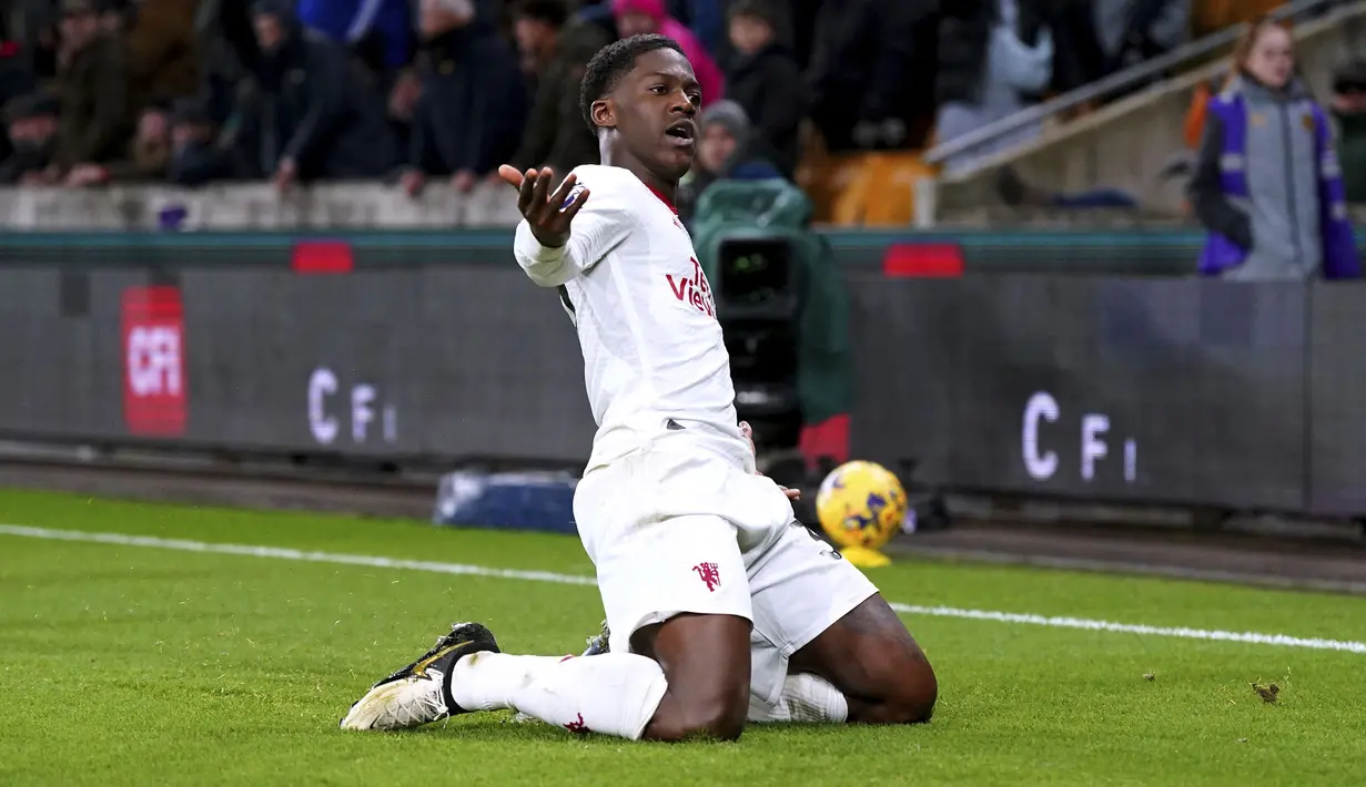 Kobbie Mainoo menjadi alumnus Akademi Manchester United terbaru yang mencetak gol di Premier League musim 2023/2024. Gelandang asal Inggris yang masih berusia 18 tahun yang baru dipromosikan ke tim senior Setan Merah pada tengah musim 2022/2023 ini mencetak gol penentu dalam kemenangan 4-3 MU atas Wolverhampton Wanderers pada pekan ke-22 Premier League 2023/2024 (1/2/2024). (PA via AP Photo/Bradley Collyer)