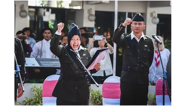 Wali Kota Surabaya Tri Rismaharini memimpin peringatan perobekan bendera Belanda di Hotel Majapahit.