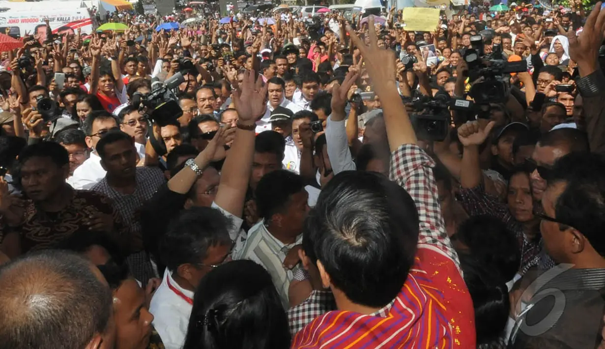 Ratusan warga mengelu-elukan nama Jokowi. Jokowipun membalasnya dengan simbol angka dua, Sumatra utara, Selasa (10/6/2014) (Liputan6.com/Herman Zakharia)