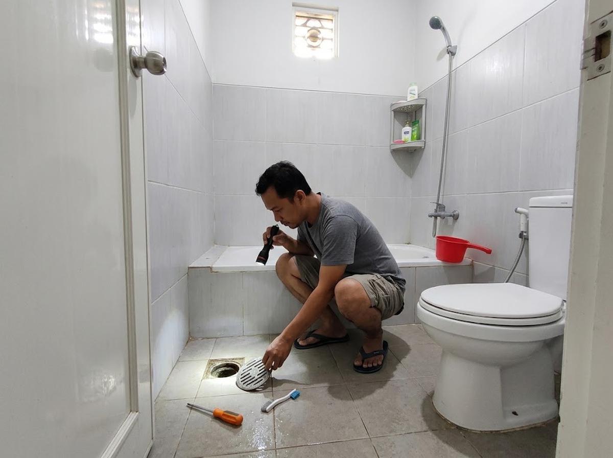 9 Cara Mencegah Cacing Keluar dari Saluran Pembuangan Kamar Mandi, Praktis Dilakukan