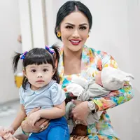 Krisdayanti tampil anggun dalam balutan kebaya. Sedangkan Ameena memakai pakaian serba biru.