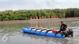 Perahu melintasi sungai di Hutan Mangrove Karangsong, Indramayu, Jabar, Jumat (15/1). PT Pertamina melalui unit pengolahan RU VI Balongan kembali mewujudkan kegiatan CSR melalui aksi nyata menanam dan merehabilitasi mangrove. (Liputan6.com/Helmi Afandi)