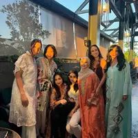 Gamis pilihan artis untuk bukber yang vibesnya princess. Foto: Instagram/fannyghassani.