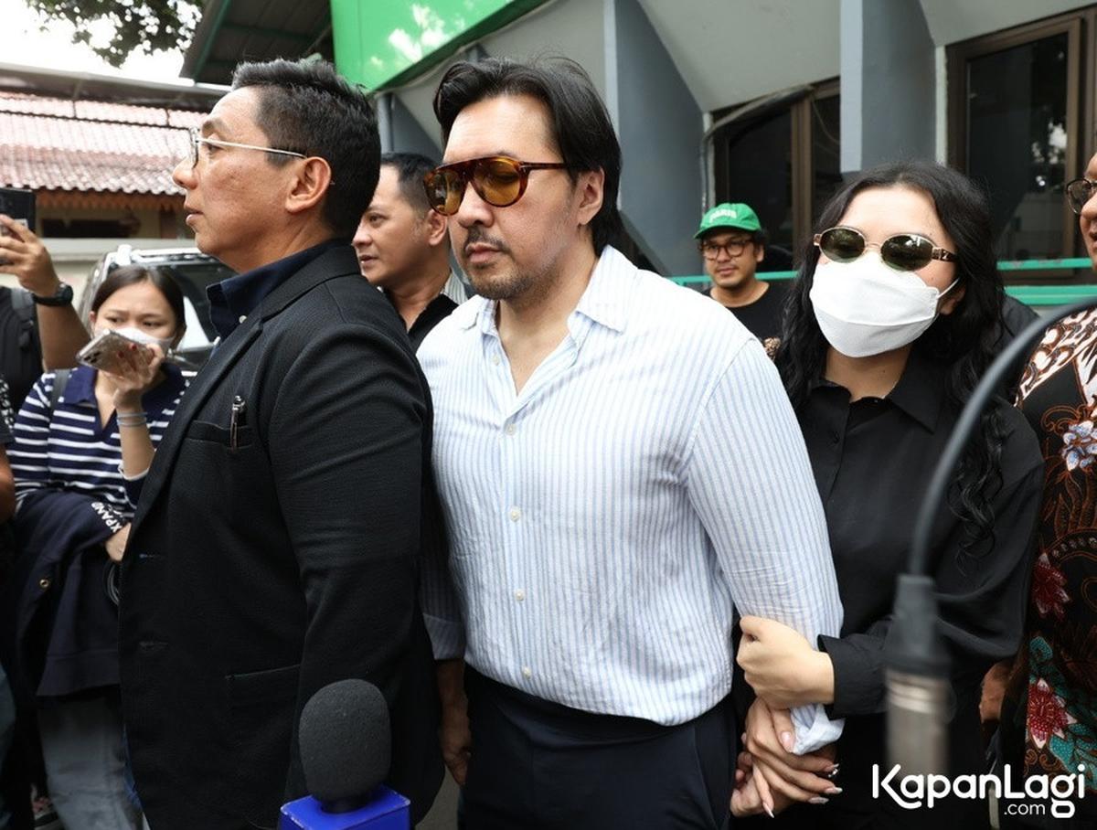 Potret David Eks Naif Dampingi Audrey Davis ke Pengadilan Untuk Kasus Video Syur, Persidangan Ditunda Besok