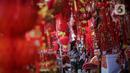 Warga tengah memilih aneka ragam hiasan Imlek di Pasar Glodok, Jakarta, Kamis (1/2/2024). (Liputan6.com/Angga Yuniar)