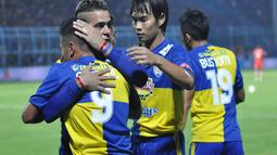 Cristian Gonzales dipeluk oleh Samsul Arif seusai mencetak gol ke gawang Persija. (Liga Indonesia)