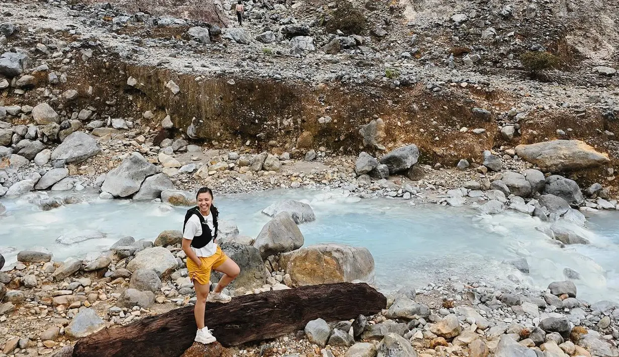 Tampil dengan busana kasual nan sporti, penampilannya tersebut banyak disorot netizen. Hanya memakai celana pendek, tidak sedikit netizen yang menyarankannya untuk memakai celana panjang bila travelling di alam kembali. (Liputan6.com/IG/@angelagilsha)