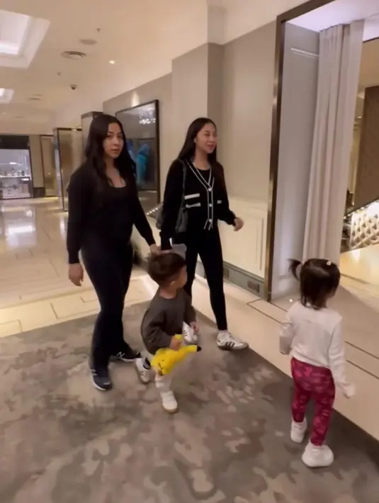 Kerap tampil kompak bahkan selalu hamil di waktu bersamaan, penampilan liburan Nikita Willy dan Winona Willy menarik untuk disimak. [@yorafebriana].