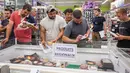 Petani memeriksa sejumlah produk daging di supermarket Casino di Sarlat, Perancis barat daya,  saat melakukan aksi demo di supermarket tersebut, Kamis (20/8/2015). (AFP PHOTO/Yohan Bonnet)