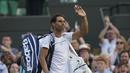 Rafael Nadal memberikan salam kepada penonton usai kalah dari Gilles Muller pada hari ketujuh di Wimbledon Tennis Championships 2017, London (10/7/2017). Nadal kalah 3-6, 4-6, 6-3, 6-4, 13-15. (AP/Tim Ireland)