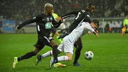 Bek Paris Saint-Germain (PSG) Edouard Michut (kanan) berebut bola dengan gelandang klub divisi empat, Vannes OC, Beninese Seibou Mama dalam babak 32 besar Piala Prancis di Stade de la Rabine, Selasa (4/1/2021) dini hari WIB. PSG menang 4-0 lewat hattrick Kylian Mbappe. (LOIC VENANCE/AFP)