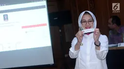 Perwakilan Steering Committee Piala Presiden 2018, Airin Rachmi Diany menunjukkan hasil undian peserta Babak 8 Besar Piala Presiden 2018 di Jakarta, Rabu (31/1). Babak 8 Besar akan berlangsung di Solo, 3-4 Februari. (Liputan6.com/Helmi Fithriansyah)