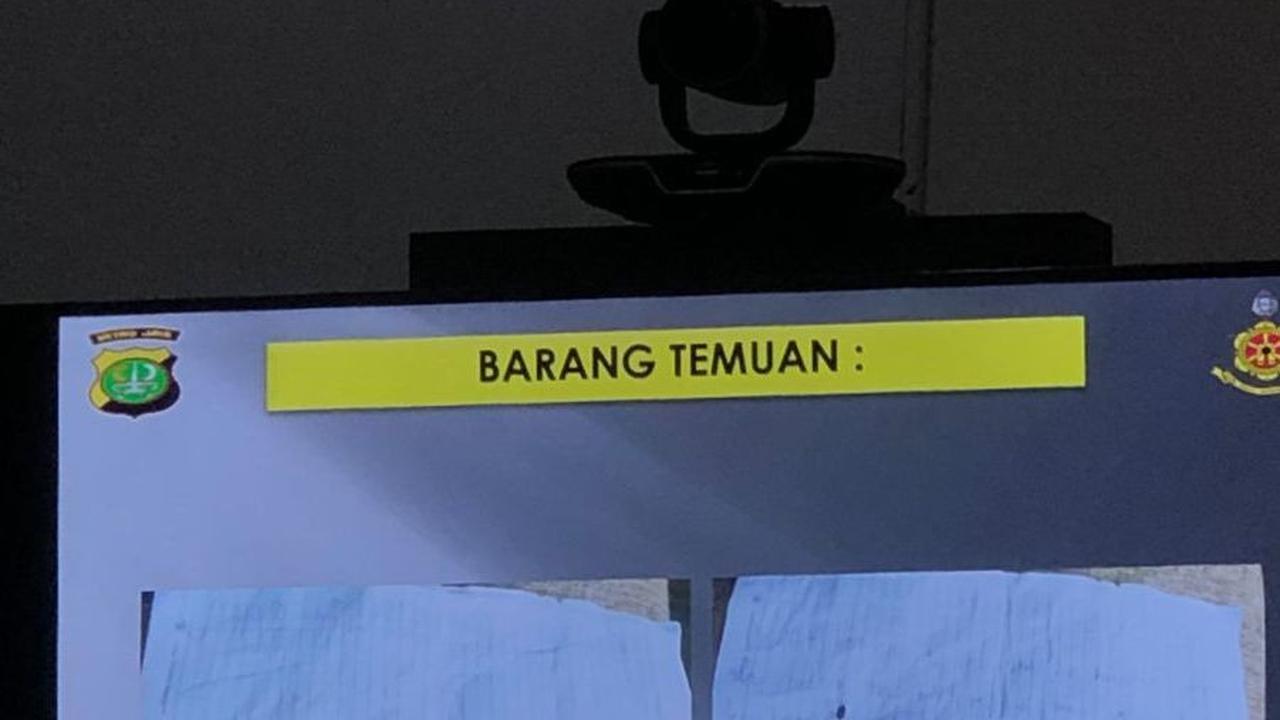 Tulisan di dua kertas ini diduga bukan catatan harian.<br>