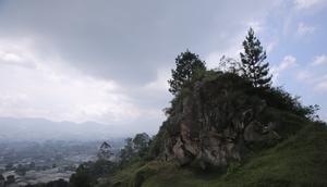 Gunung Batu merupakan salah satu lokasi yang berada di jalur Sesar Lembang yang berlokasi di Lembang, Bandung Barat. (Liputan6.com/Gempur M Surya)