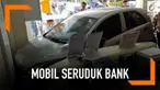 Selalu pastikan kaki Anda berada di pedal yang benar sebelum menginjaknya. Jangan sampai seperti wanita ini yang salah injak pedal saat parkir mobil. Akibatnya, mobil pun menabrak sebuah outlet bank.