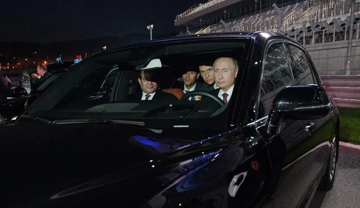 Presiden Rusia Vladimir Putin (kanan) mengendarai limosin Aurus saat menemani Presiden Mesir Abdel Fattah el-Sisi melihat sirkuit F1 Sochi, Rusia, Rabu (17/10). Hubungan Rusia dan Mesir semakin kuat beberapa tahun terakhir. (Alexei Druzhinin/Sputnik/AFP)