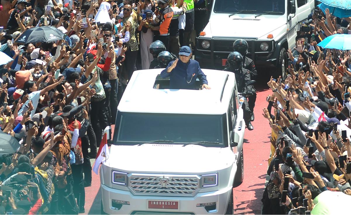Presiden Prabowo sapa warga di Bundaran HI