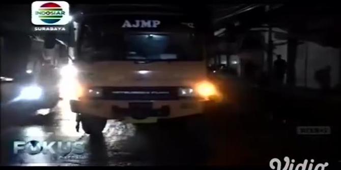 VIDEO: Jalan Berlubang Saat Hujan Menelan Satu Korban di Layang Peterongan Jombang