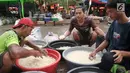 Pedagang memisahkan buah kolang-kaling yang akan dijual di Pasar Induk, Kramat Jati, Jakarta Timur, Jumat (2/6). Pada bulan Ramadan permintaan buah kolang-kaling naik hingga tiga kali lipat. (Liputan6.com/Yoppy Renato)