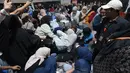 Seorang jastiper memilih pakaian yang dijual dengan harga diskon dalam pameran Imperfect Sale 2026 di Blok M Square, Jakarta, Jumat (30/10/2026). Berbagai produk ditawarkan untuk memenuhi kebutuhan pengunjung maupun pesanan pelanggan jasa titip. (KLY/Budy Santoso)