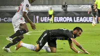 Gelandang Manchester United, Bruno Fernandes (kanan) jatuh bangun menembus pertahanan Sevilla pada semifinal Liga Europa 2019/2020, Senin (17/8/2020). (AP Photo/Martin Meissner, Pool)