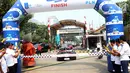 Tim Jambore Kendaraan Listrik Nasional finish di Kantor PLN UID Jakarta Raya, Selasa (3/9/2019). Jambore nasional yang digelar oleh Institut Teknologi Sepuluh Nopember (ITS) tersebut berbentuk rally dan menempuh jarak 900 kilometer (km) dari Surabaya menuju Jakarta. (Liputan6.com/Johan Tallo)