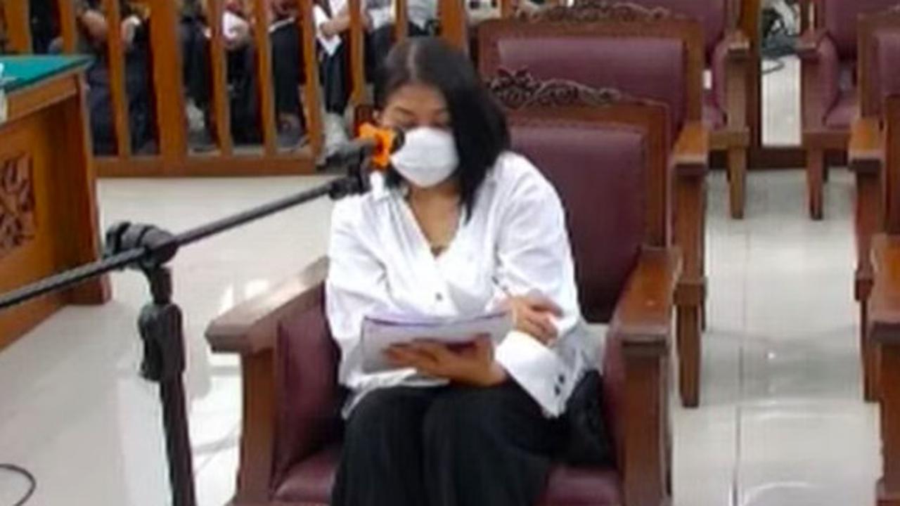 Terdakwa Putri Candrawathi mengikuti sidang perkara dugaan pembunuhan berencana Brigadir J alias Nopriansyah Yosua Hutabarat di Pengadilan Negeri (PN) Jakarta Selatan.