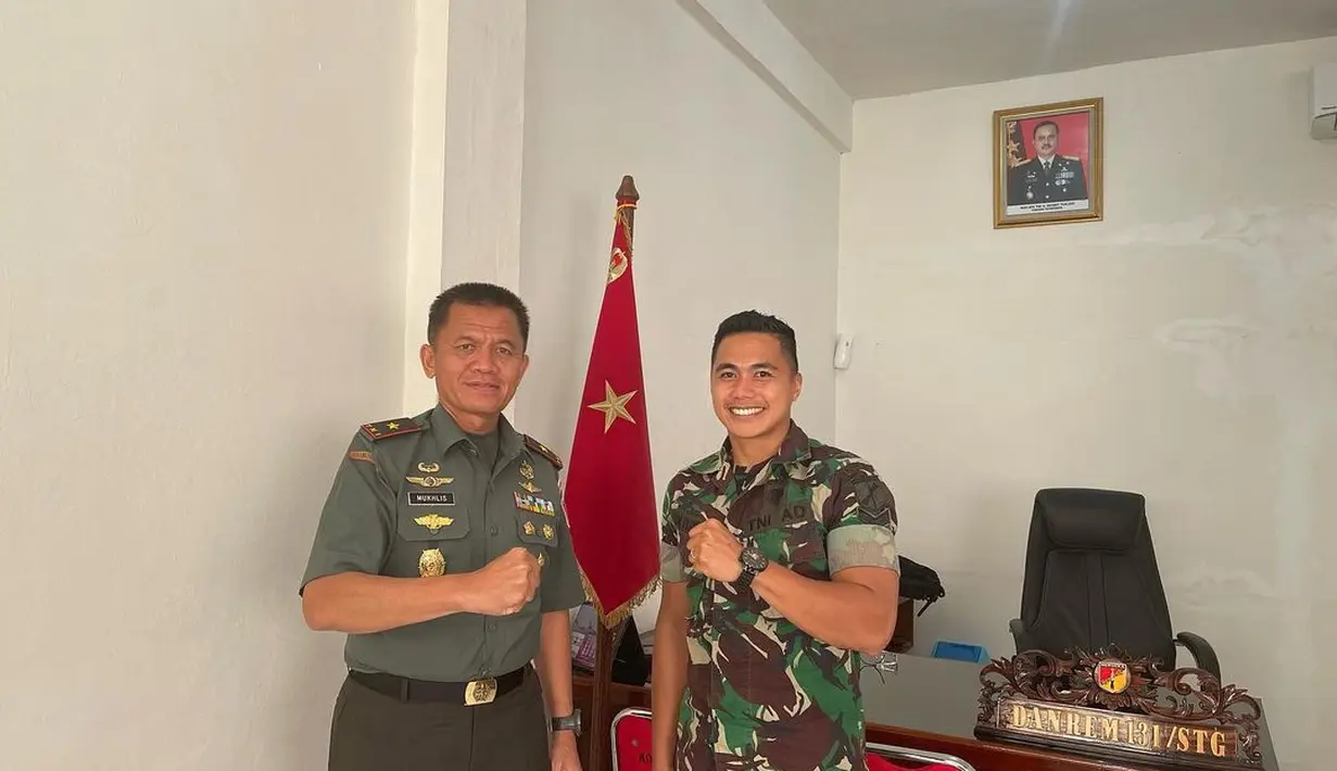 <p>Beberapa kali Aprilio Perkasa Manganang mengunggah potretnya saat mengenakan seragam TNI. Sejumlah perempuan pun mulai melancarkan gombalan kepadanya. (FOTO: instagram.com/manganang92/)</p>