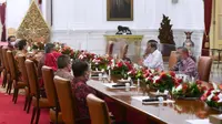 Presiden Joko Widodo menerima Dewan Komisioner Otoritas Jasa Keuangan (OJK) periode 2017-2022 di Istana Merdeka, Jakarta, Rabu (13/7/2022). (Foto: Muchlis Jr/Biro Pers Sekretariat Presiden)