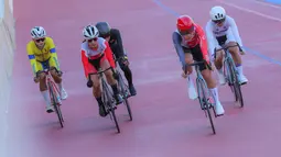 Berlomba di Hua Mark Velodrome, Bang Kapi, Bangkok, Thailand, Kamis (18/12/2025), Ayustina Delia Priatna harus puas finis di posisi ketiga. Tampak dalam foto, pembalap sepeda Indonesia, Ayustina Delia Priatna (kedua kiri) saat berlomba pada lomba nomor trek scratch putri di Hua Mark Velodrome, Bang Kapi, Bangkok, Thailand, Kamis (18/12/2025). (Bola.com/Bagaskara Lazuardi)