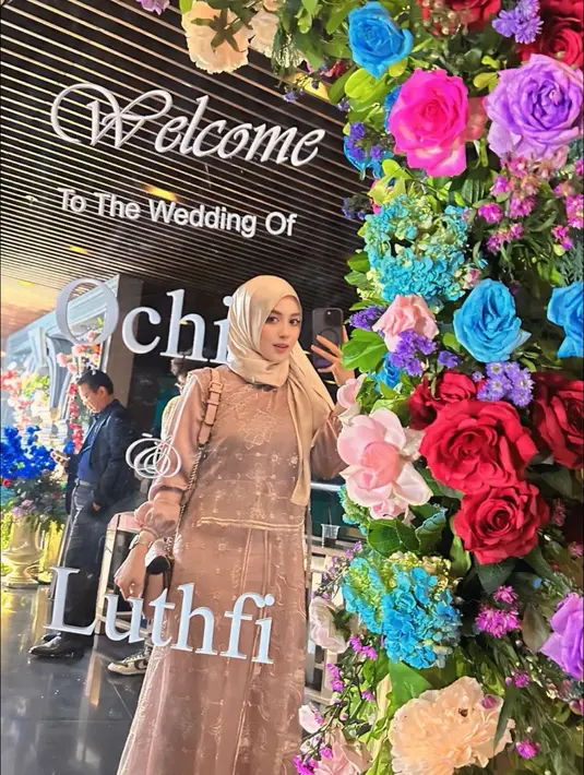 1. Eks member JKT48, Nabilah Ayu, memilih maxi dress berwarna pink yang dipadukan dengan pashmina satin nude. Tampilan ini membuatnya terlihat anggun dan sederhana. [@nblh.ayu].