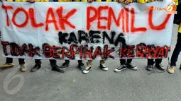[FOTO] Tolak Pemilu, Mahasiswa UI Berunjuk Rasa & Segel Gedung KPU