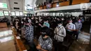 Umat Kristiani melaksanakan ibadah Jumat Agung di Gereja Protestan Indonesia Bagian Barat (GPIB) Effatha Jakarta, Jumat (15/4/2021). Tahun ini GPIB Effatha melaksanakan Ibadah dalam rangkaian Perayaan Paskah secara Luring dan Daring dengan menerapkan prokes ketat. (Liputan6.com/Johan Tallo)