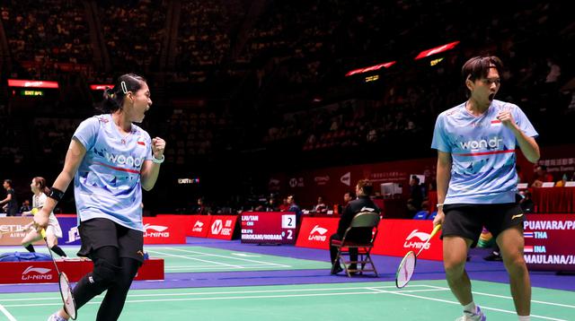 Ganda campuran Indonesia Adnan Maulana/Indah Cahya Sari Jamil mengalahkan unggulan empat asal Thailand Dechapol Puavaranukroh/Supissara Paewsampran pada babak 16 besar Hong Kong Open 2025 di Hong Kong Coliseum, Kamis (11/9).&nbsp;(foto: PBSI)