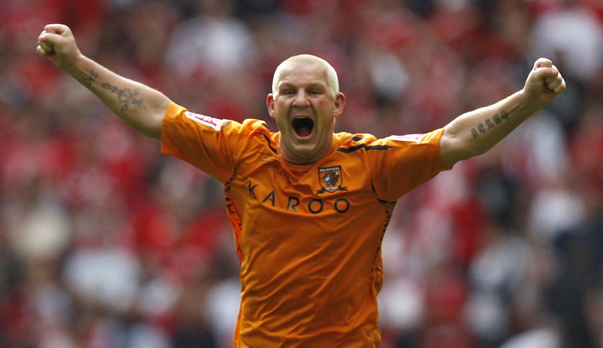 Dean Windass. Striker Inggris ini mencetak gol terakhirnya di Liga Inggris di usia 39 tahun, 7 bulan dan 21 hari saat Hull City menghadapi Portsmouth, 22 November 2008. Total ia mencetak 17 gol dan 4 assist dalam 104 laga selama berkiprah di Liga Inggris. (AFP/Adrian Dennis)