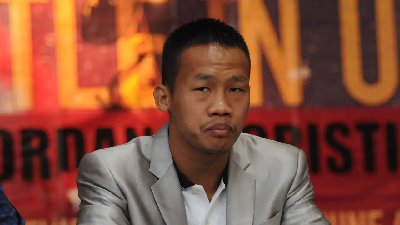 Petinju Indonesia, Daud Yordan menyimak pertanyaan saat memberi keterangan jelang gelaran Battle In Uruguay, Jakarta, Kamis (31/3/2016). Laga ini juga bagian penghormatan kepada mantan Presiden WBA, Gilberto Mendoza. (Liputan6.com/Helmi Fithriansyah)