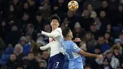 Penyerang Tottenham Hotspur Son Heung-min berebut bola dengan gelandang Manchester City Rodrigo pada pekan ke-26 Liga Inggris di Etihad stadium, Minggu (20/2/2022) dinihari WIB. Manchester City takluk 2-3 dari tim tamu, Tottenham Hotspur.  (AP Photo/Jon Super)