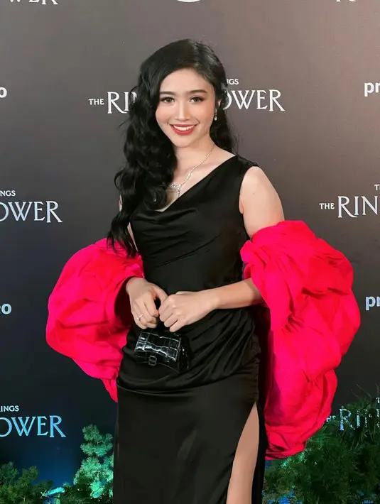 Febby Rastanty berpose saat menghadiri acara after party gala premier film The Rings of Power di Flower Dome, Singapura. Wanita 26 tahun ini tampil cantik dalam balutan gaun hitam. (Instagram/febbyrastanty)