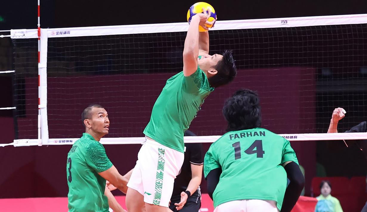 Pemain Timnas bola voli putra Indonesia, Jasen Natanael Kilanta (tengah) memberi umpan yang siap dieksekusi rekannya, Farhan Halim (kanan) saat menghadapi Korea Selatan pada laga perebutan peringkat 7-8 Asian Games 2022 di LSC Gymnasium, Hangzhou, China, Selasa (26/9/2023) siang WIB. (AVCVolley)