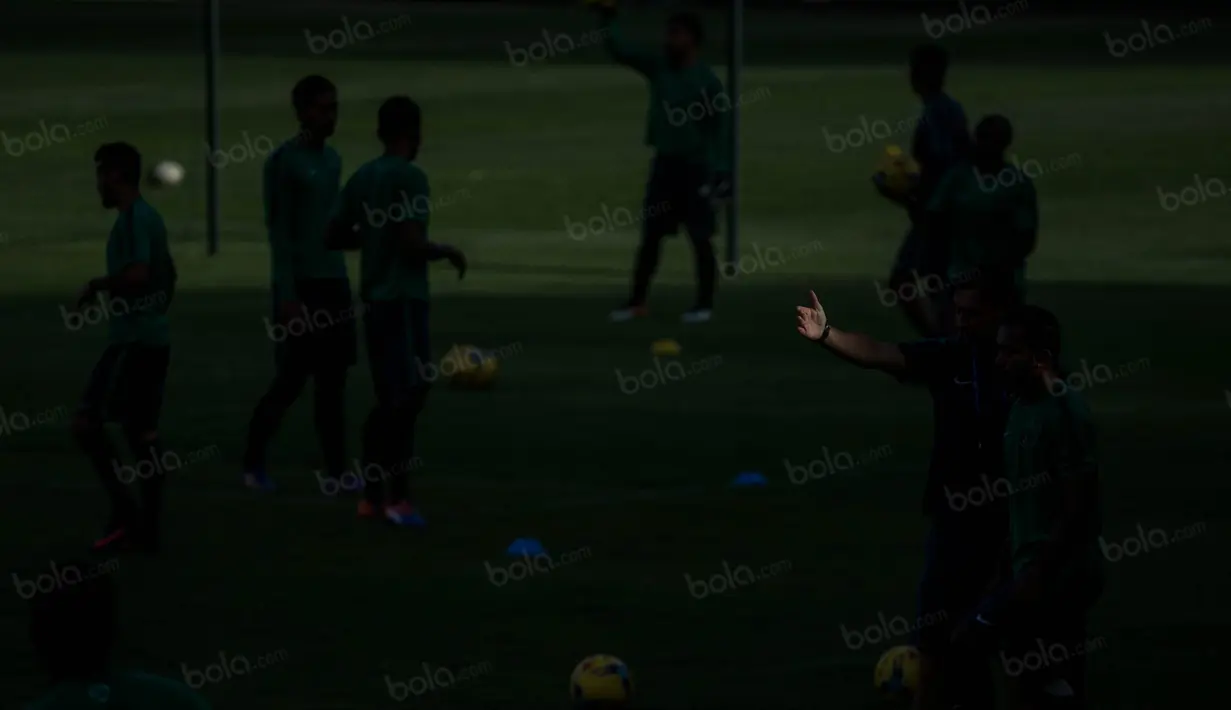 Para pemain Timnas Indonesia berlatih ringan jelang laga final Piala AFF 2016. (Bola.com/Vitalis Yogi Trisna)
