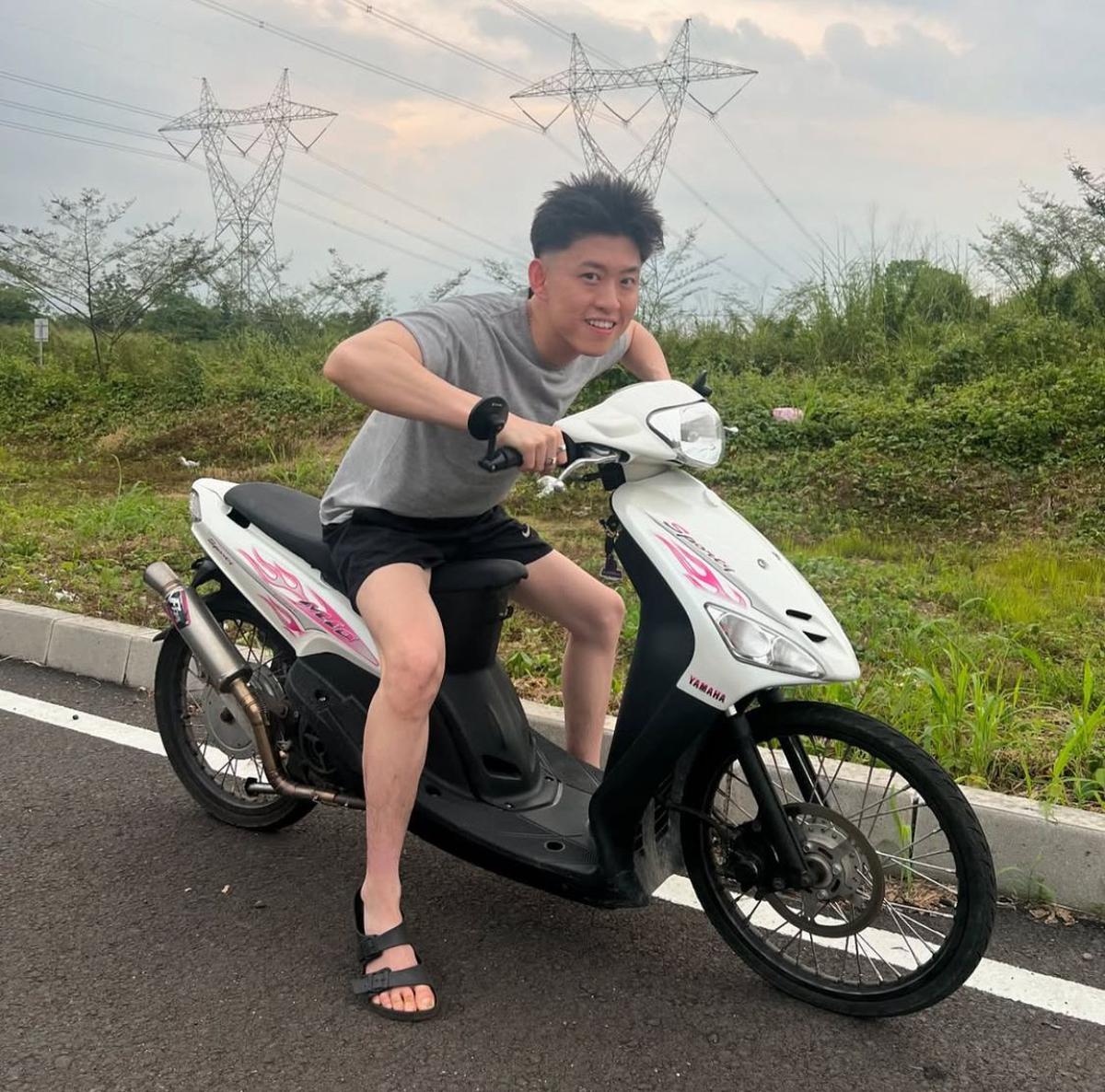 Rich Brian Santai Naik Motor Matic di Indonesia, Gayanya Bikin Warganet Terhibur
