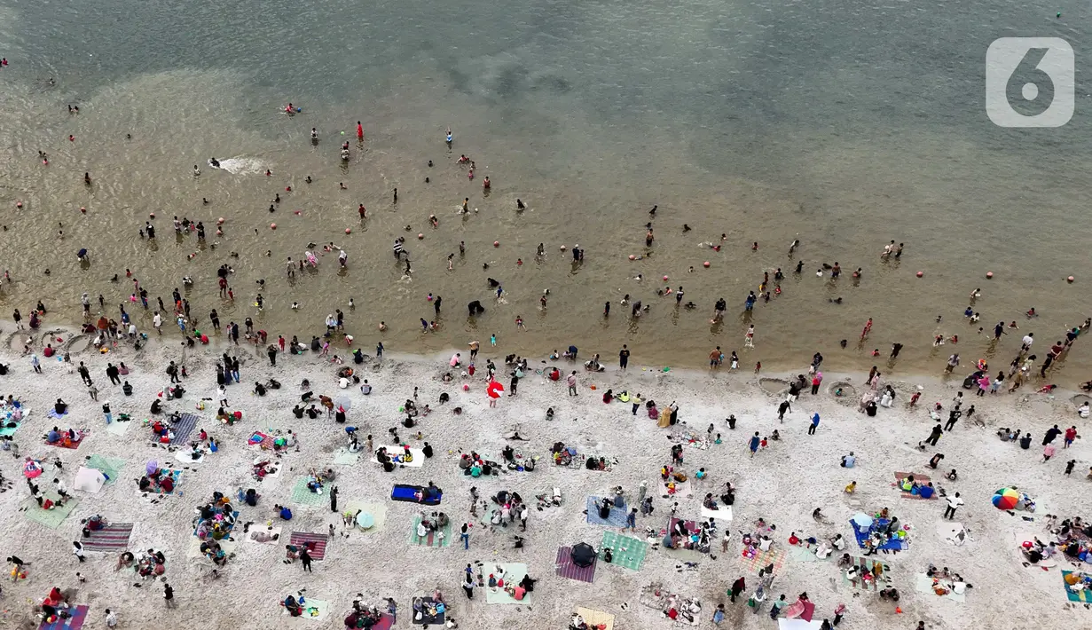Libur perayaan Hari Raya Idul Fitri 1446 Hijriah atau Lebaran 2025 dimanfaatkan warga untuk berwisata ke sejumlah tempat, salah satunya Pantai Ancol Taman Impian, Jakarta. (Liputan6.com/Herman Zakharia)