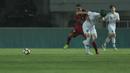 Pemain Timnas Indonesia, Beto Goncalves (kiri) berusaha melewati adangan pemain Korea Selatan U-23 pada laga uji coba di Stadion Pakansari, Bogor, (23/6/2018).  Indonesia U-23 kalah 1-2 dari Korea U-23. (Bola.com/Nick Hanoatubun)