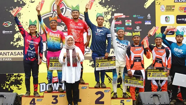 Para pemenang Banyuwangi Ijen Geopark Downhill 2023 menerima hadia dari Bupati Banywangi Ipuk Fiestiandani (Istimewa)
