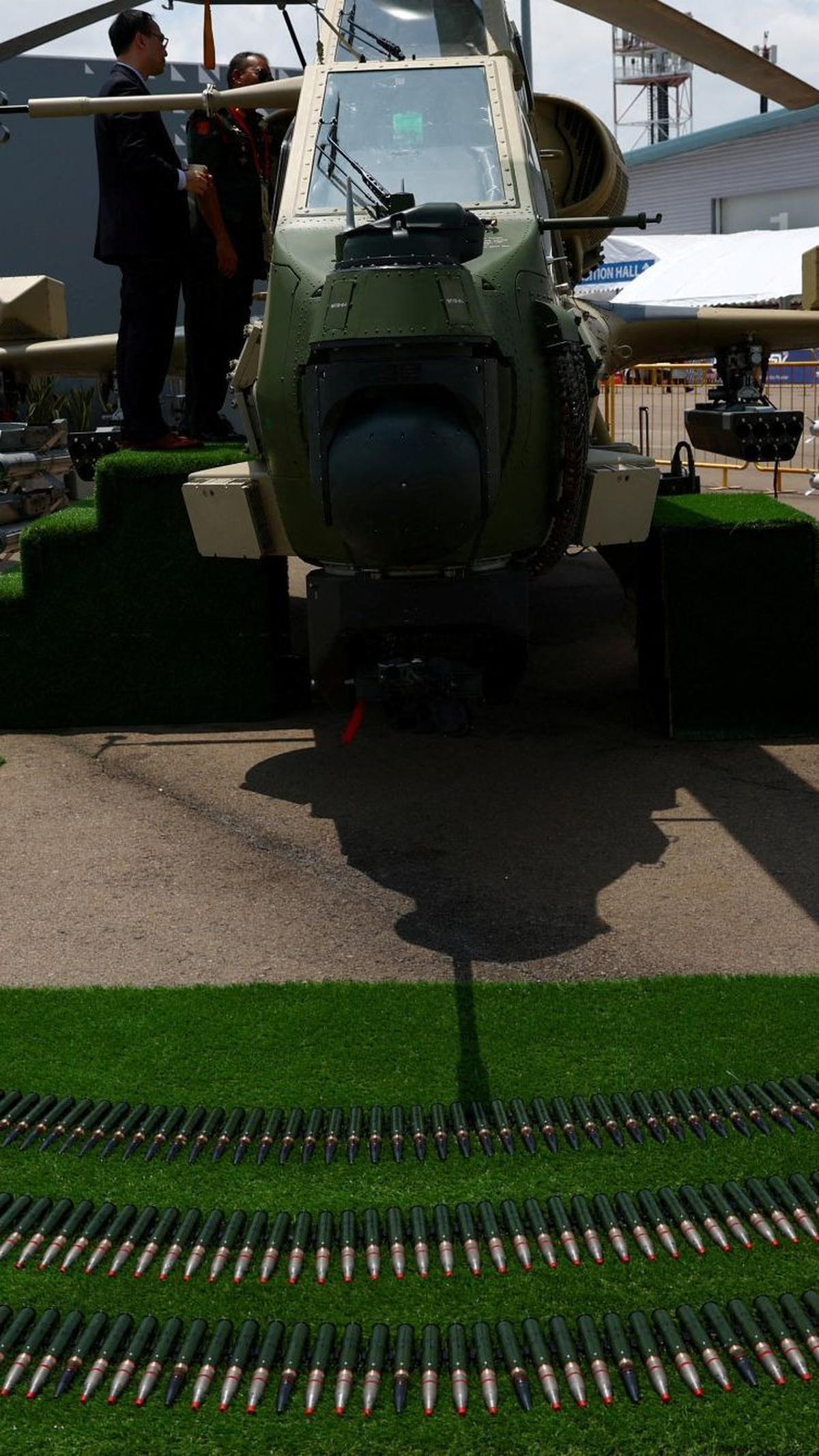 Para ahli mengatakan helikopter itu tidak mungkin bersaing dengan Apache, atau banyak pesawat sayap putar yang ditawarkan di pamerran tersebut, termasuk Bell Helicopters hingga Airbus.&nbsp;REUTERS/Edgar Su