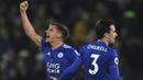 Pemain Leicester City, Marc Albrighton, melakukan selebrasi usai membobol gawang Manchester City pada laga Premier League di Stadion King Power, Rabu (26/12). (AP/Rui Vieira)