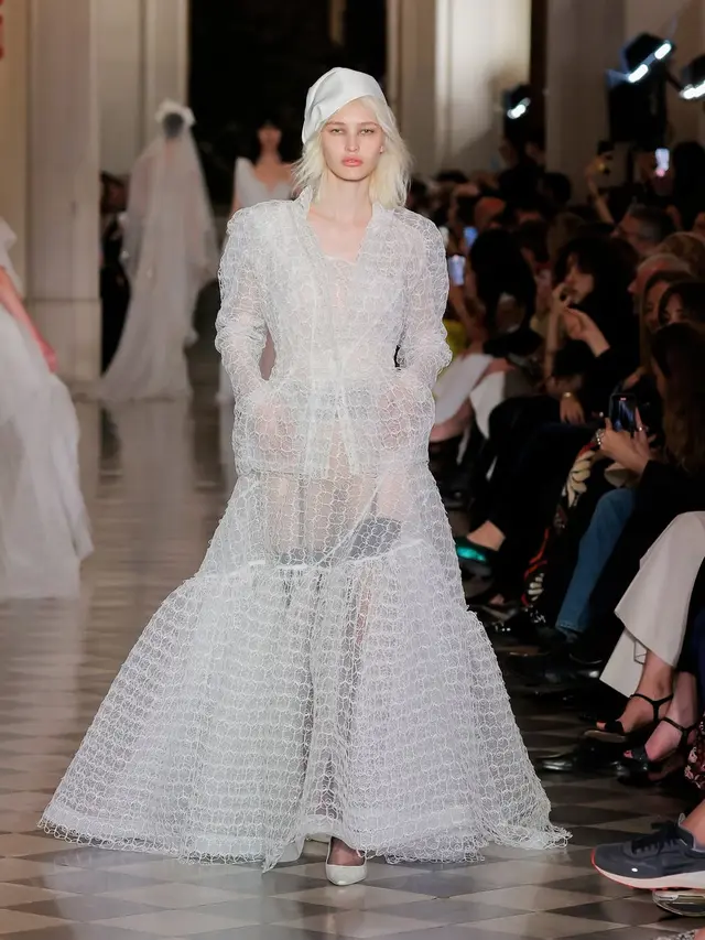 Show Busana Pernikahan Perdana Vivienne Westwood, Nyentrik dengan Koleksi Gaun Pengantin Bergaya Punk